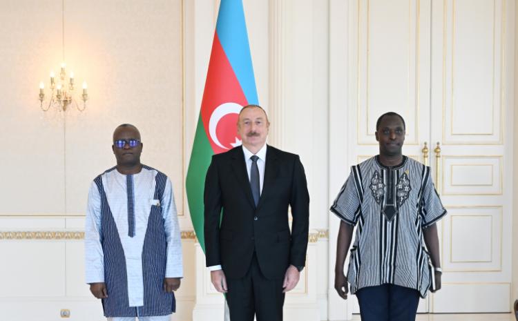 Prezident İlham Əliyev Burkina Fasonun Azərbaycanda yeni təyin olunmuş səfirinin etimadnaməsini qəbul edib 