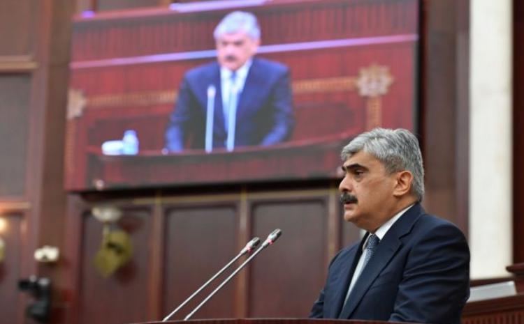 Maliyyə naziri Şərifov deputatları 2025-ci ilin büdcəsini qəbul etməyə çağırdı 