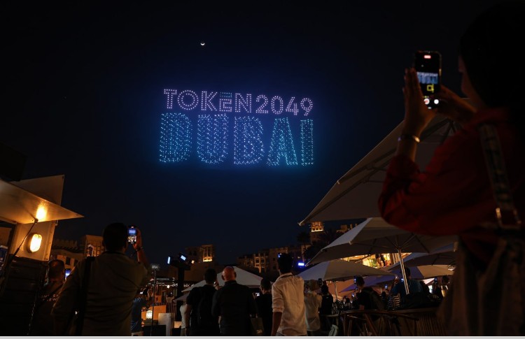 1,5 тыс. LED-дронов осветили ночное небо Дубая на церемонии закрытия Token2049 