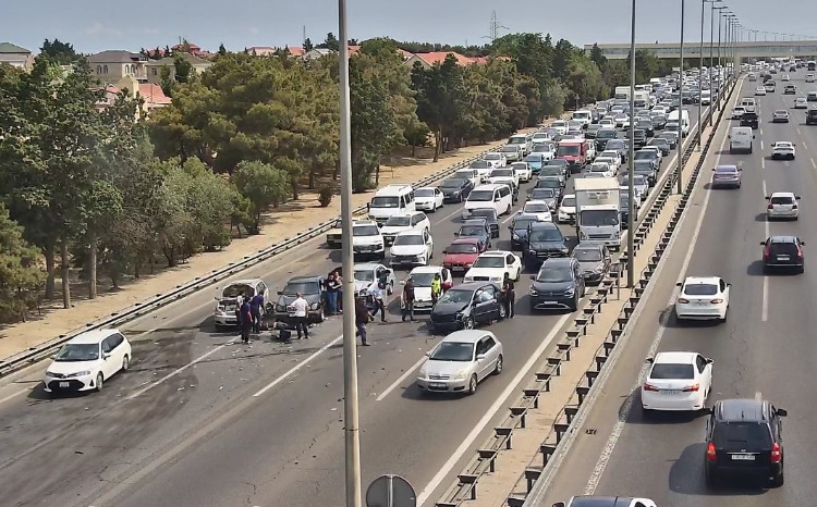Suraxanıda yol qəzası: Aeroport şosesində sıxlıq yaranıb 