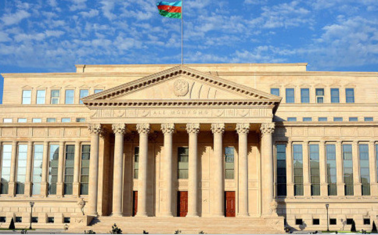 Ali Məhkəmənin Elmi-məsləhət şurasının iclasında ad-hoc üzv kimi iştirak etmək istəyən şəxslərə müraciət 