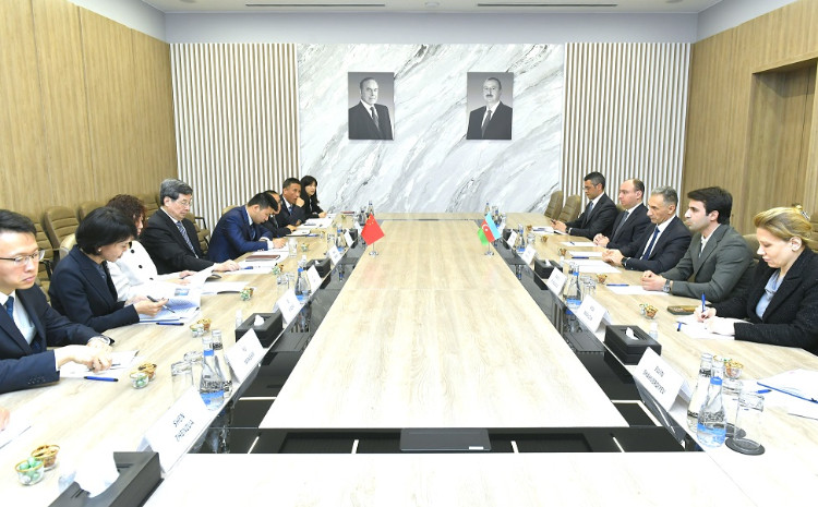 Министр Рашад Набиев встретился с руководителем Администрации киберпространства Китая 