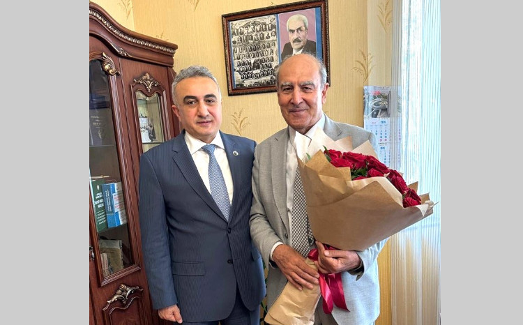 Vəkillər Kollegiyasının sədri veteran vəkili yubileyi münasibətilə ziyarət edib 